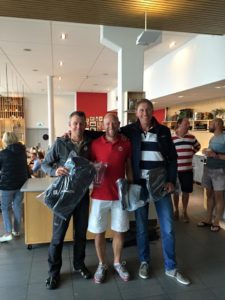 Master SM mästare i laser std (och regatta vinnare i laser radial) Niklas Edler här flankerad av silver mannen Thomas Nordkqvist och brons mannen Martin Wigforss. Samt i bakgrunden ett utval av glada deltagare.